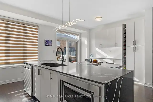 Beautifully upgraded 4-bedroom home in Houses for Sale in Oakville / Halton Region - Image 3
