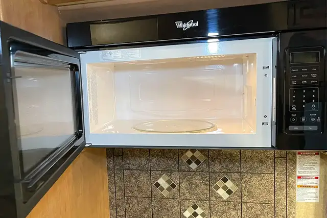 2015 Thor Chateau 33SW - Pre-Owned Super C Motorhome.  in RVs & Motorhomes in Red Deer - Image 29