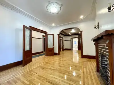 *7894 Rue Berri* $3550 Ce magnifique 7 1/2 avec un chaleureux cachet au Rez-De-Chaussée est disponib...