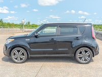 Only 67,337 Miles! KBB.com 10 Coolest New Cars Under $18,000. This Kia Soul has a durable Regular Un... (image 1)