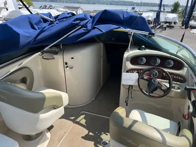 2006 Sea Ray 240 Sundeck in Powerboats & Motorboats in Trenton - Image 9