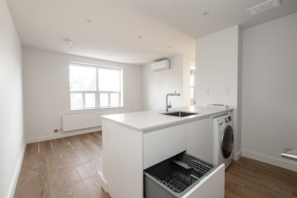 renovated one bedroom, High Park and Indian Road - ID 4122 4
