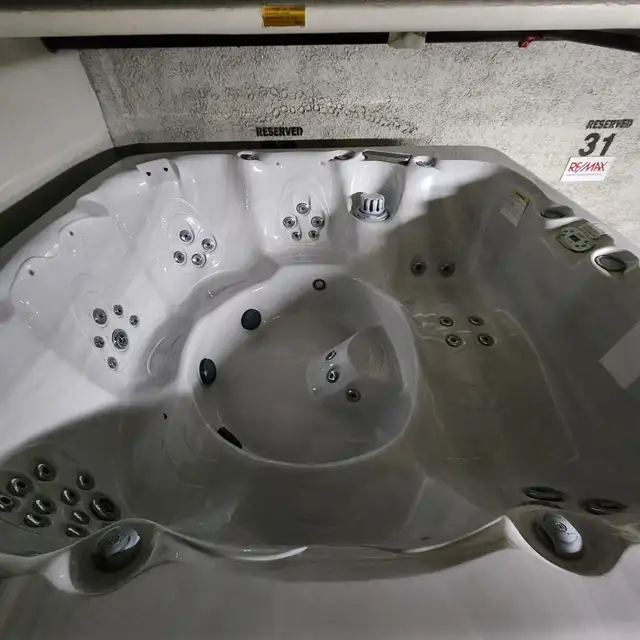 Hot tub - Master Spa Balance 8 - 6 person - Excellent condition in Hot Tubs & Pools in Oakville / Halton Region - Image 3