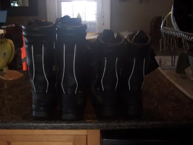 Men's Work Safety Boots, Steel Toe, Black, Brand New, Size 6 in Men's Shoes in Hamilton - Image 3