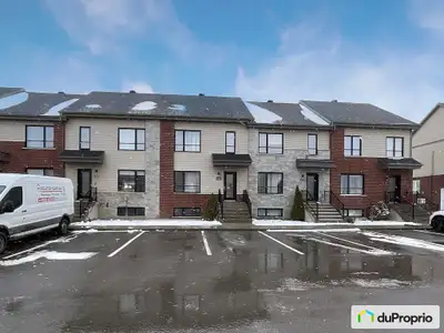 Charmante maison de ville située dans un secteur familial, offrant trois chambres à l'étage et un ad...