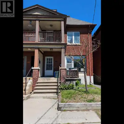 Excellent mixed-use investment opportunity in a prime central location! This well-maintained buildin...