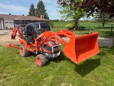 Excellent condition , Loader has SSL Qtach /Bucket , Backhoe has thumb attachment, only 455hrs ! Con...