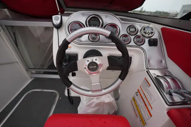 2009 SEA DOO WAKE 230 in Powerboats & Motorboats in Red Deer - Image 8