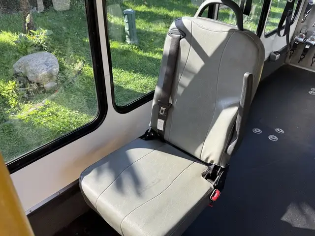 2016 Ford E-350 Econoline Super Duty 8 Passenger Wheelchair Acce in Heavy Trucks in City of Montréal - Image 23