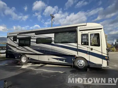 Welcome to Midtowns immaculate used 2023 Newmar New Aire 3547, a stunning example of luxury motorhom...