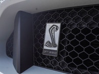 - 5.2L V8 - Cloth / Suede Seats - Rear View Camera - Cruise Control - Manual *Find your next used ve... (image 7)