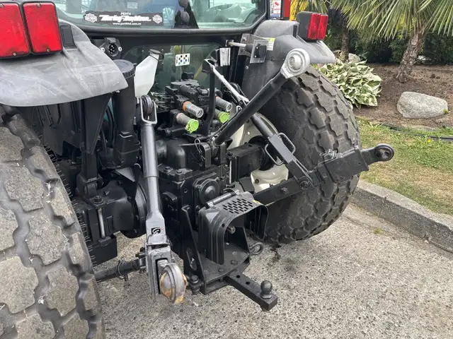 2009 New Holland T4020 Utility Tractor in Heavy Trucks in Delta/Surrey/Langley - Image 15