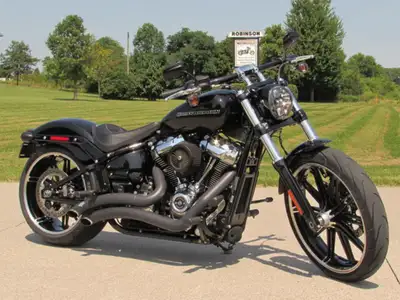 ONLY 9,900 KM - 1 Owner, Vance and Hines Exhaust SOLD to House of Powersports in Alberta! This Amazi...