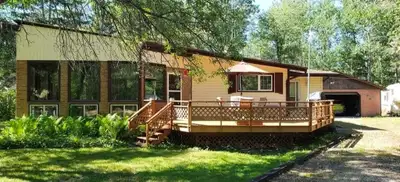 R26//Gimli Rm/This is a well kept 3 bedroom year round cottage. This cottage features a open area ki...