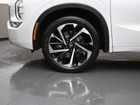 The Outlander is praised for its generous cargo room, smooth ride, and generally good fuel efficienc... (image 3)