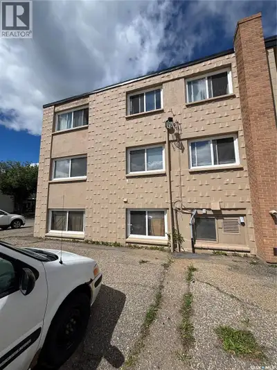 Welcome to this conveniently located one bedroom, one bathroom apartment on a lower level in Regina’...