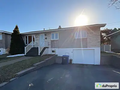 Cette superbe maison répondra à vos besoins: clé en main, rénovée au goût du jour, centrale pour le...
