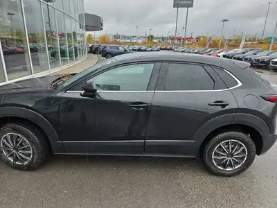 Le Mazda CX-30 GS 2022 avec traction intégrale (AWD) se distingue par son design raffiné et dynamiqu...