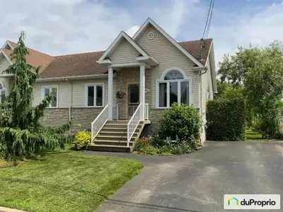 Magnifique jumelé à vendre, clé en mains, très belle propriété au goût du jour situé dans un quartie...