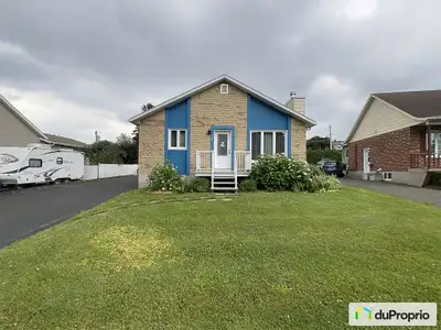 Idéale pour votre famille, cette propriété chaleureuse offre 3 chambres à coucher, dont une très gra...
