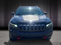 Le Jeep Cherokee Trailhawk 2021 est un SUV conçu pour les amateurs d'aventure et de conduite hors ro... (image 9)