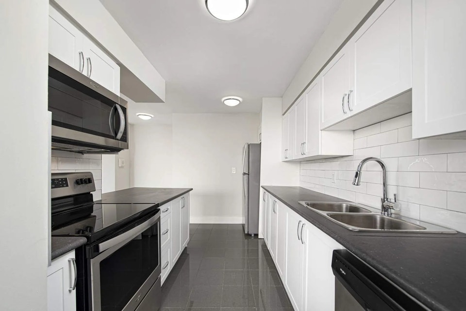 2 Bedroom Apartment for Rent - 75 Thorncliffe Park Dr 4