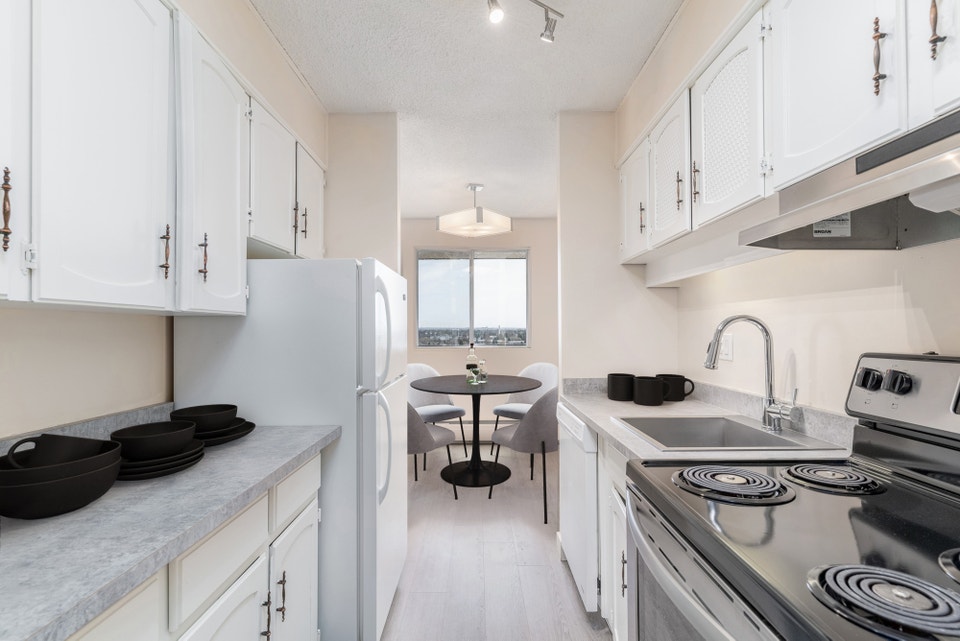 Lord Byron Tower II - 2 Bedroom Apartment for Rent 3