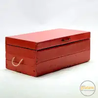 Coffre de rangement en bois rouge