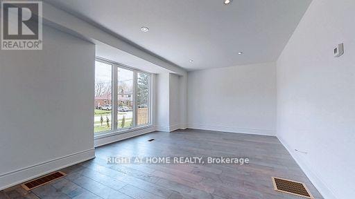 82 ELLINGTON DRIVE Toronto (Wexford-Maryvale), Ontario 4