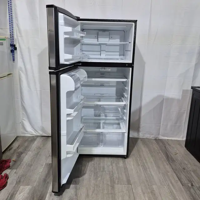 Used Fridge Whirlpool Top Freezer Stainless 28″63240675755137121