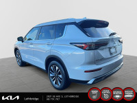 2025 Mitsubishi Outlander LE Experience the Mitsubishi Outlander LE with only 33 km on the odometer.... (image 3)