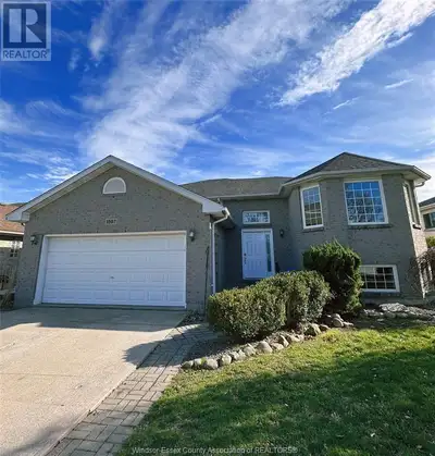 Spacious 3+2 bedroom, 3 bath home in desirable Lakeshore location. Large foyer leads to the upper le...