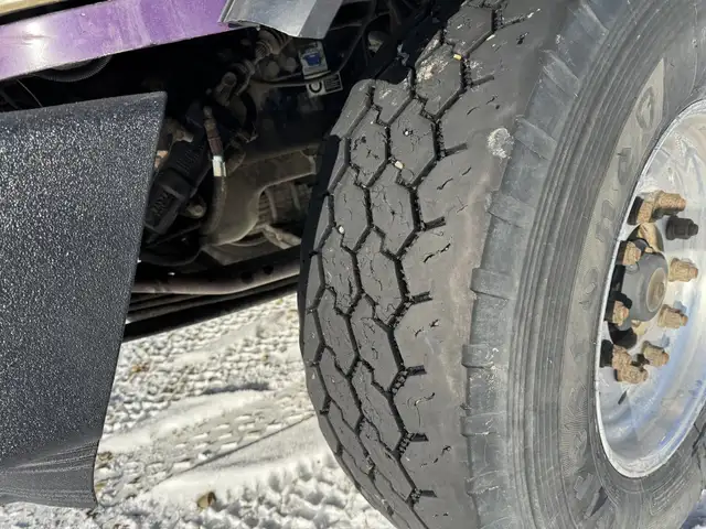 2005 PETERBILT 335 in Heavy Trucks in Saskatoon - Image 52