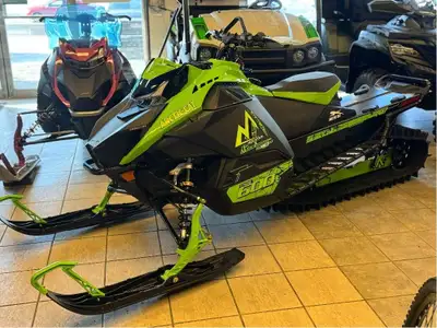 ARCTIC CAT M 600 146'' (2.6'') OU 154'' (2.6’’ ou 3'') 2025 Motoneige neuve 0 km Financement et repr...