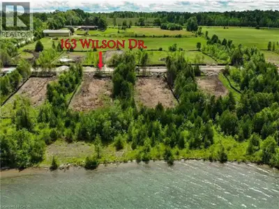 Wake up to panoramic views of Georgian Bay. Feel the gentle lake breeze, and the calming sound of wa...