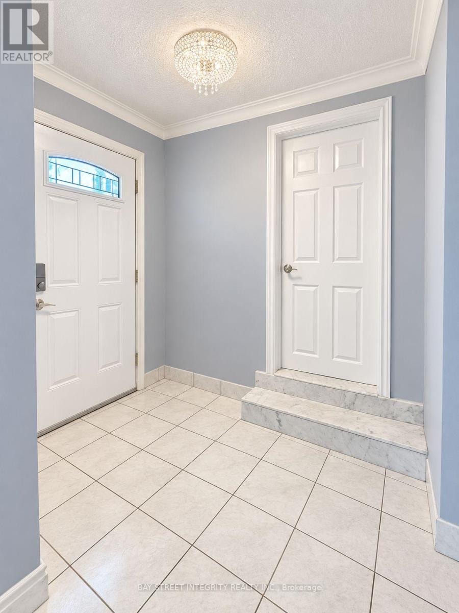 MAIN FLOOR - 104 SHELBORNE AVENUE Toronto (Bedford Park-Nortown) 3