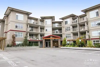 Modern 1 Bedroom + Den Condo with Mountain Views in Prime Abbotsford Location Welcome to this well-a...
