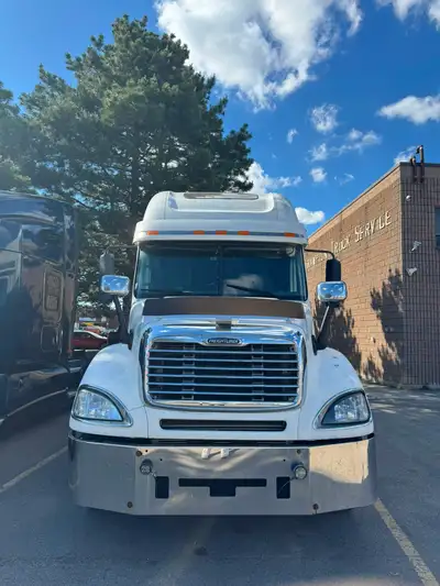 2008 Freightliner Colombia Sleeper Highway Truck. Detroit 60 Series Engine, 13-Speed Automated Trans...