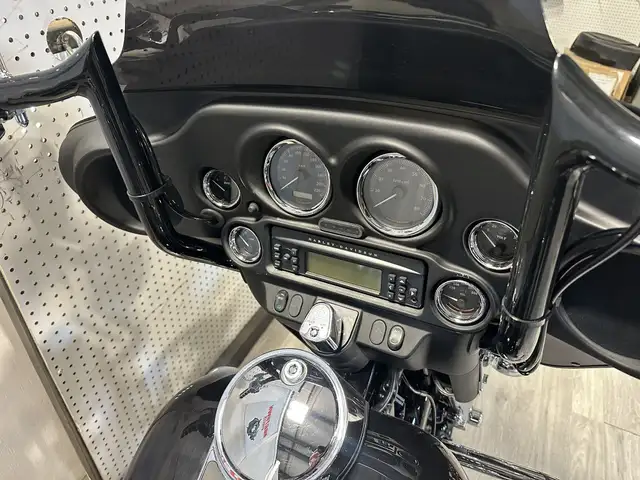 2007 Harley-Davidson Touring ELECTRA GLIDE CLASSIC in Street, Cruisers & Choppers in London - Image 9