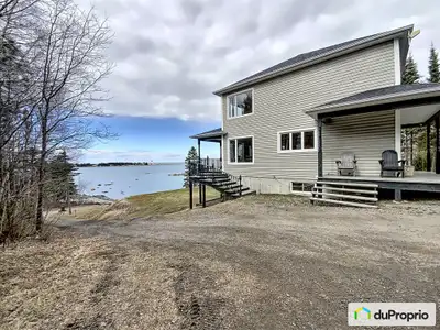 Découvrez votre havre de paix sur un site enchanteur. La vue à couper le souffle sur le fleuve Saint...