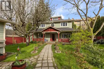 Live just half a block from the beach in this beautifully updated Chemainus home! Enjoy spacious mai...