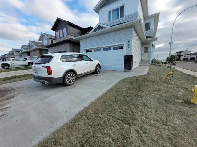 4 Beds & 3 Baths House in Aspen Ridge Area
