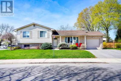 Welcome to 23 Fox Mill Crescent, an exceptional home in the sought-after Westmount neighborhood of S...