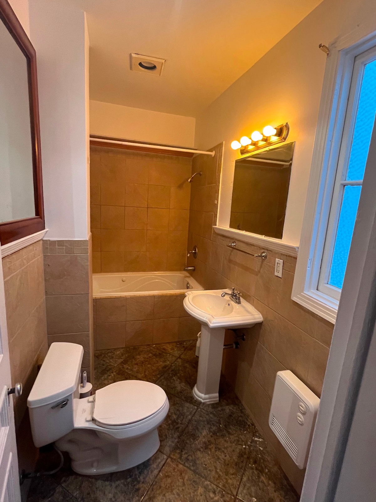 6 1/2 . 3 bdrm Mile-x/Little Italy. 2200.00 — photo 2