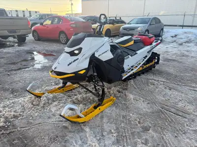 The 2023 Ski‑Doo Summit Edge 154 E‑TEC is built for riders who want deep‑snow performance, confident...