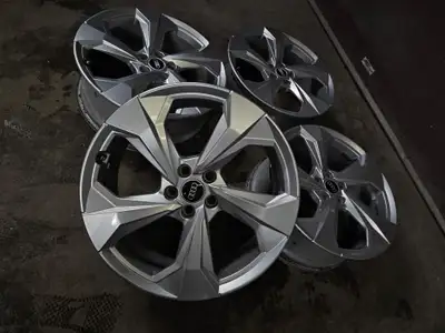 Amazing condition Audi Q5 original wheels. 20x8 Offset: 39 Bolt pattern: 5x112 Centerbore: 66.6 #399...