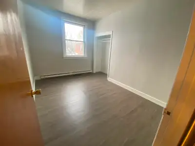 Your new home is ready in this nice one bedroom, one bathroom apartment in a convenient downtown loc...