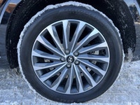 Odometer is 2786 kilometers below market average! Abyss Black Pearl 4D Sport Utility V6 8-Speed Auto... (image 4)