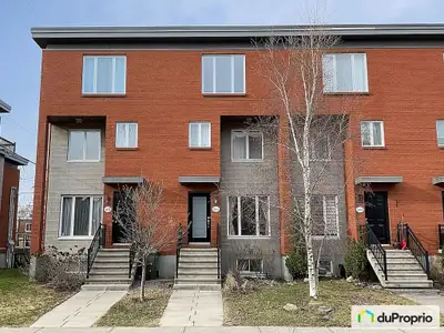 Maison de ville urbaine très bien entretenue, dans un quartier tranquille de Mercier-Hochelaga-Maiso...