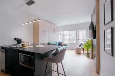 Superbe loft meublé et tout inclus dans le quartier Saint-Jean-Baptiste. Cet immeuble en béton de 9...